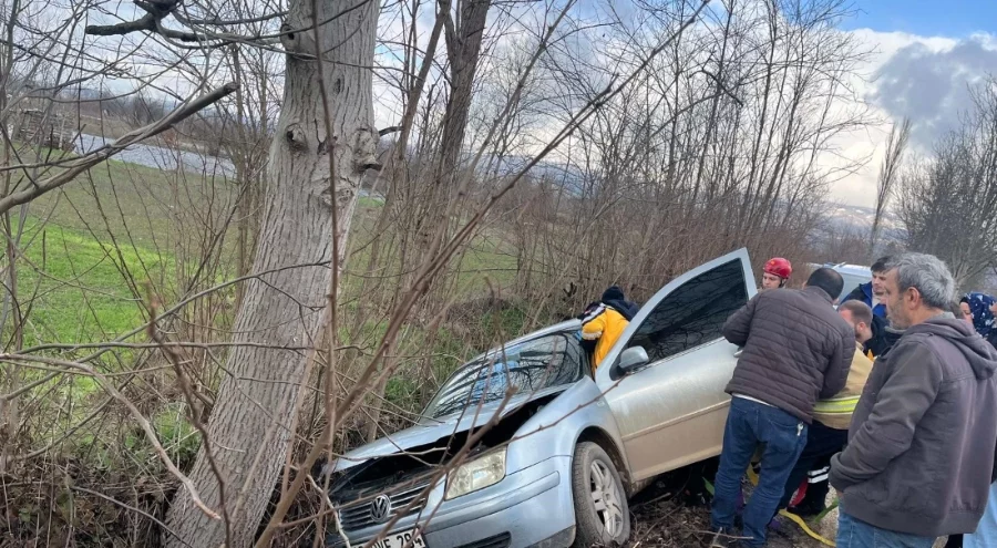 Bursa'da kontrolden çıkan otomobil ağaca çarptı: 1 yaralı