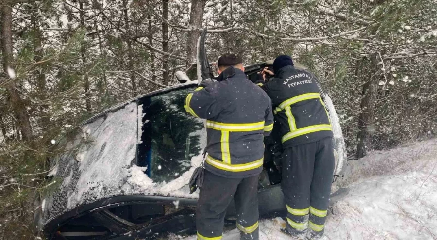 Kastamonu'da otomobil şarampole yuvarlandı: 2 kişi yaralandı