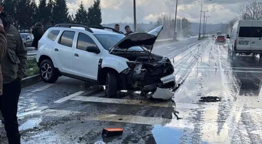 Sakarya'da otomobil tabelaya çarptı: 8 kişi kazayı yara almadan atlattı