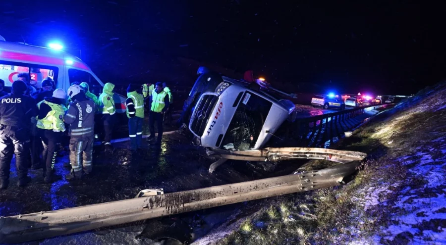 Servis minibüsü devrildi: 11 kişi yaralandı!