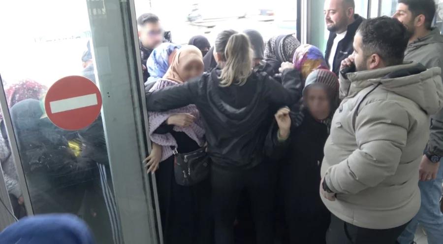 Bursa'da indirim izdihamı! Dondurucu soğukta saatlerce beklediler...