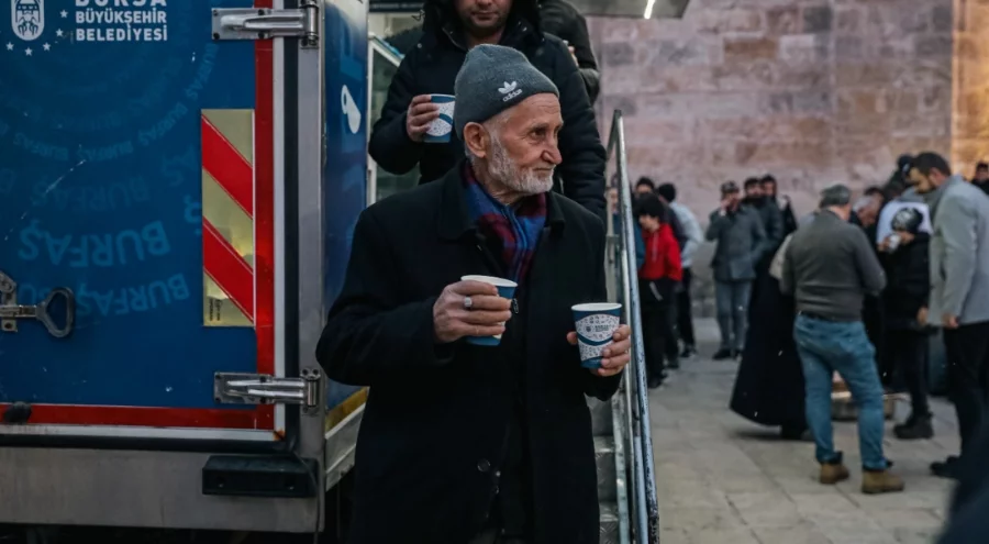 Bursa Büyükşehir Belediyesi'nden vatandaşa sıcak çorba ikramı