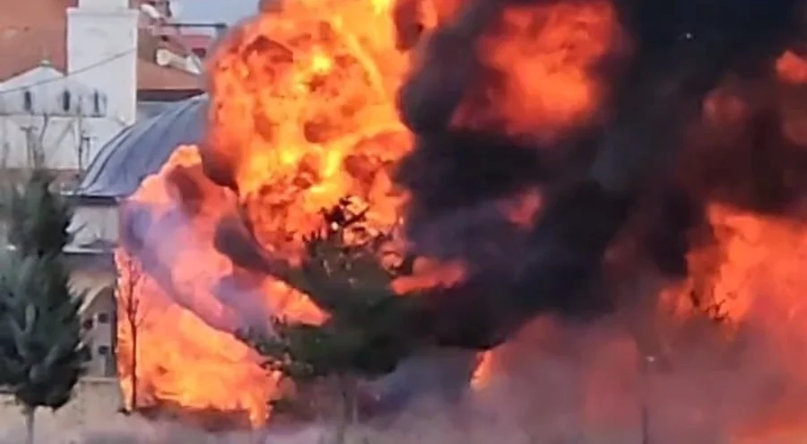 Bursa'da park halindeki sünger ve mobilya yüklü tır dorseleri alev alev yandı!