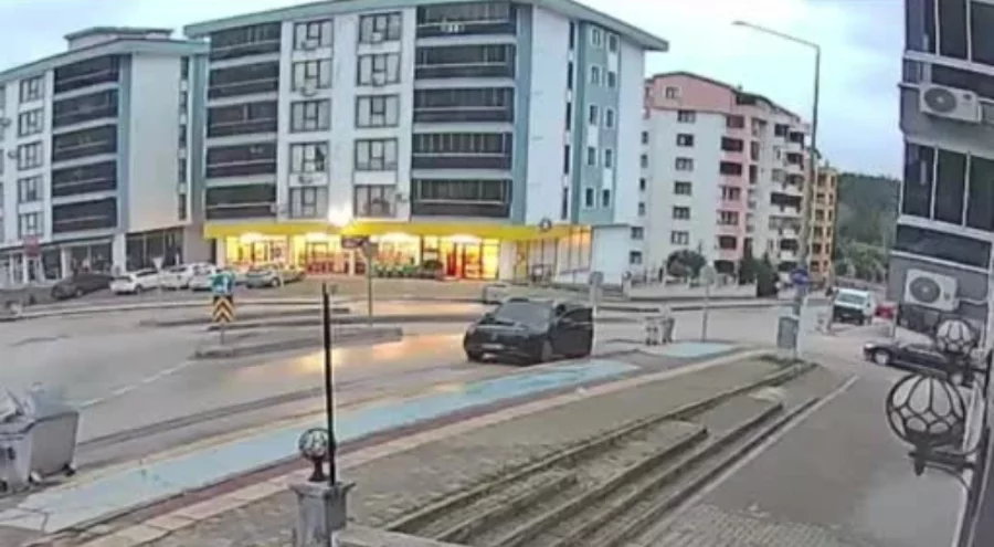 Bursa'da direksiyon dersi kazayla bitti! Fren yerine gaza bastı, otomobil dükkân önüne uçtu