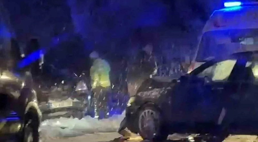 Karlı yolda kayan otomobil karşı şeritten gelen araçla çarpıştı: Çok sayıda yaralı