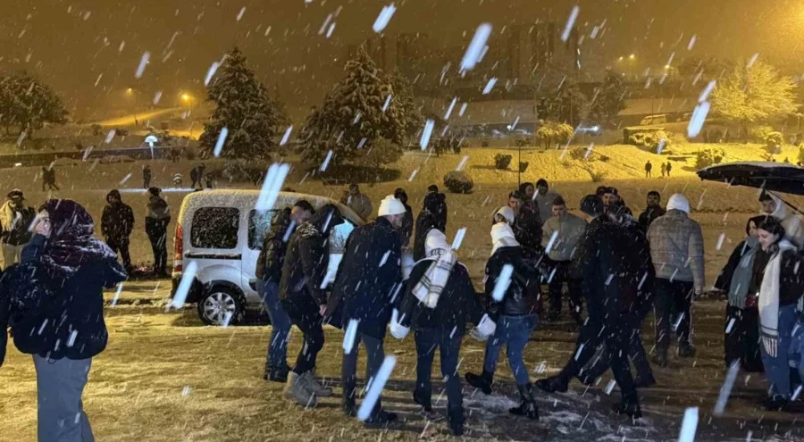 Kar yağışını horon ve halayla karşıladılar