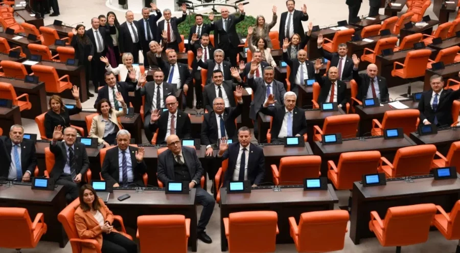 CHP'nin 'Meclis'i terk etmeme' eylemi 12. gününde: 'Tüm emeklileri eyleme davet ediyoruz!'