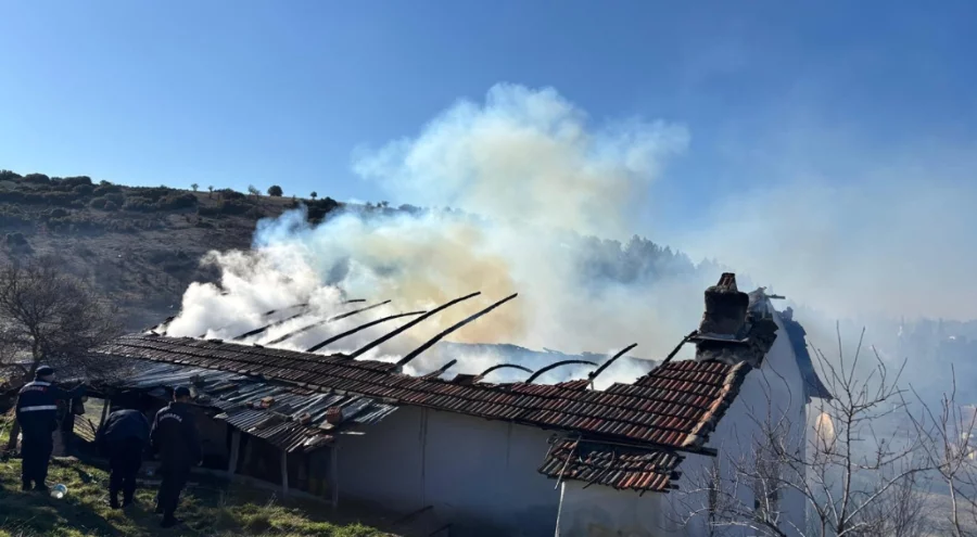 Evde çıkan yangında yaşlı adam öldü, ablası hastaneye kaldırıldı