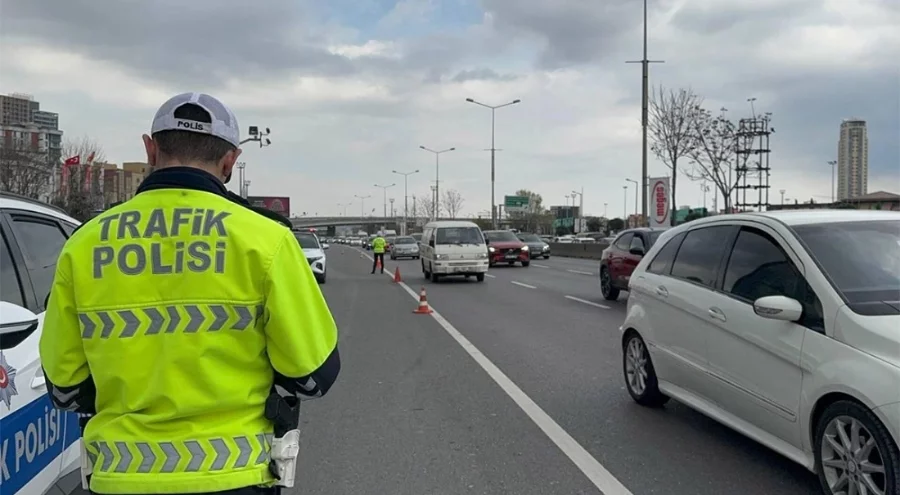 Trafikte yeni dönem resmen başlıyor: Aracından inenin ehliyetine el konulacak!