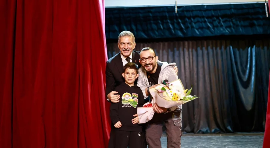 Bursa'da çocuk şenlikleri "Okulda Sıradan Bir Gün" gösterisi ile başladı