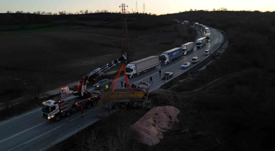 Edirne'de devrilen hafriyat kamyonu uluslararası yolda trafiği felç etti