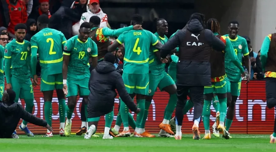 Önce sahadan çekildi sonra kupayı aldı... Tarihi finalde şampiyon Senegal oldu!