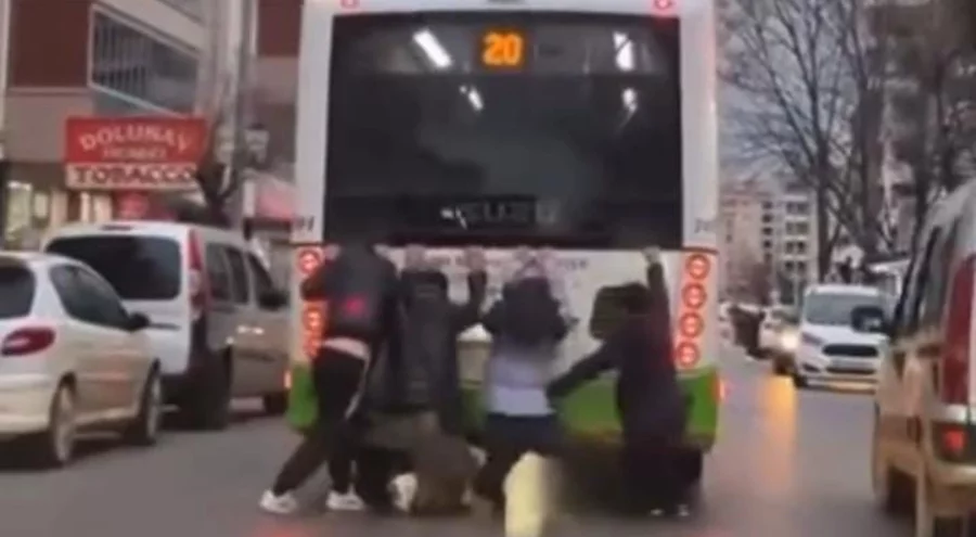 Bursa'da belediye otobüsünde tehlikeli yolculuk