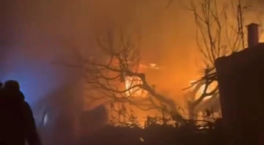 Bursa'da geceyi aydınlatan alevler, evi küle çevirdi