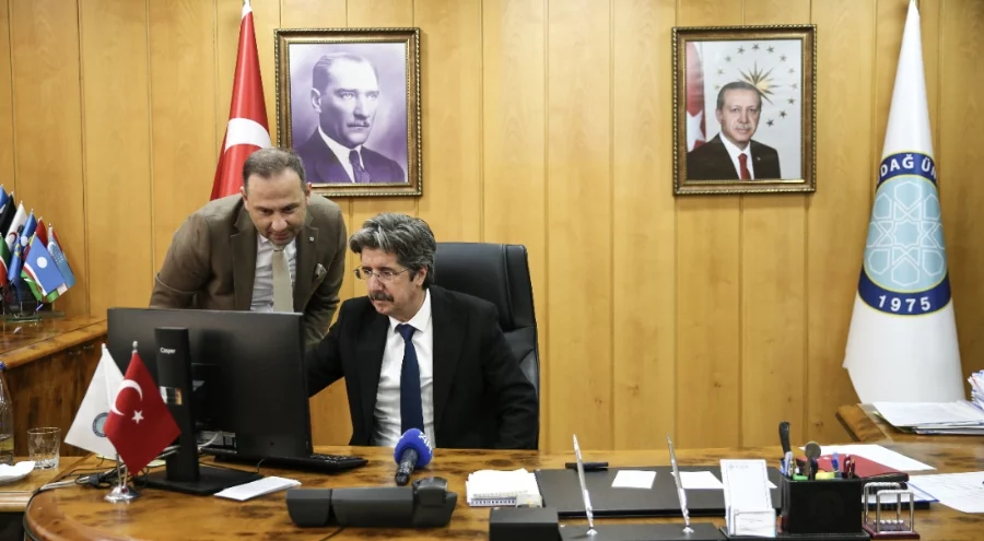 BUÜ Rektörü Yılmaz, AA'nın "Yılın Kareleri" oylamasına katıldı