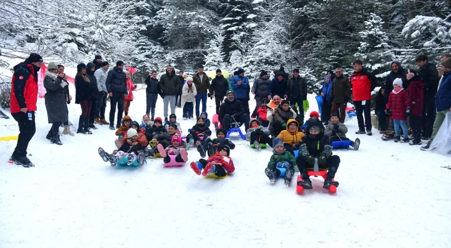 Bursa'nın Kestel ilçesinde çocuklara karne hediyesi kar festivali