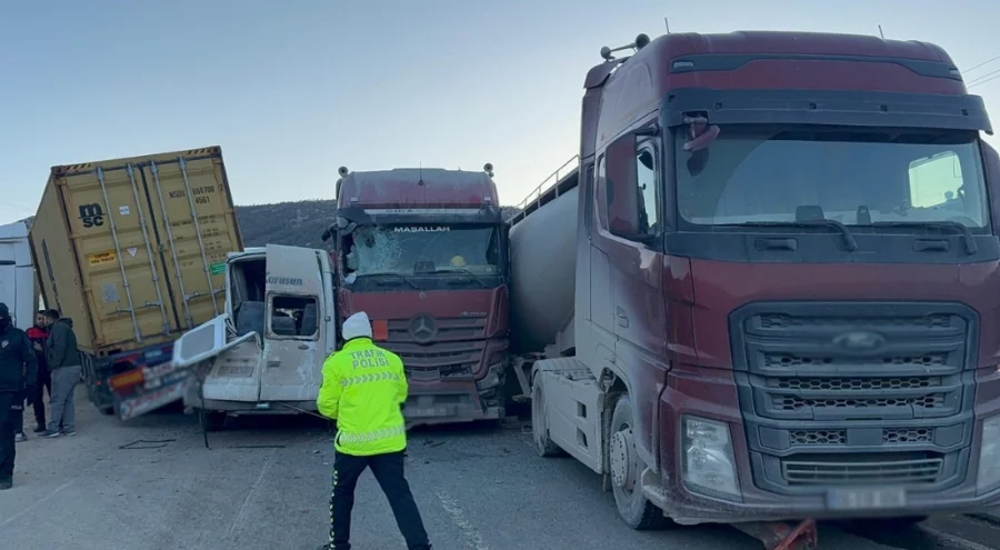 11 araç birbirine girdi: Çok sayıda yaralı var