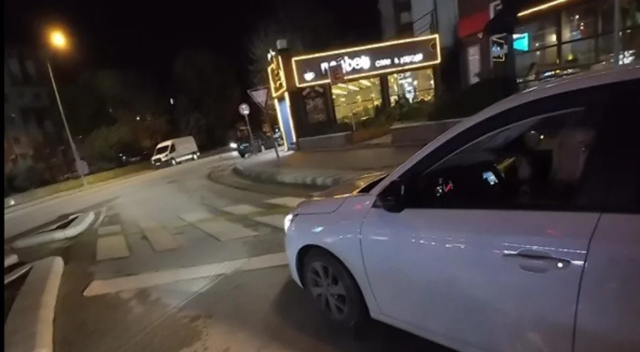 Yanlış trafik ışığına uyan sürücü araç kuyruğuna sebep oldu