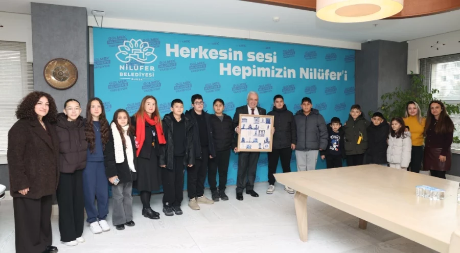 Badırgalı çocuklar el emeklerini Başkan Şadi Özdemir'e takdim ettiler