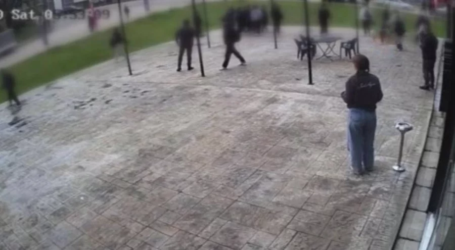 Sokak ortasında dehşet: Akran zorbalığını esnaf durdurdu