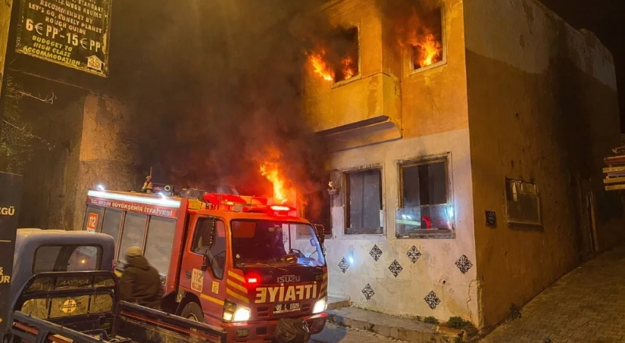 Aydın'da metruk bina yangını