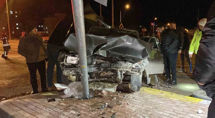 Çorum'da iki otomobil çarpıştı: 4 kişi yaralandı