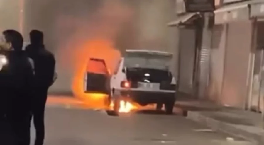 Park halindeki otomobil alev topuna döndü