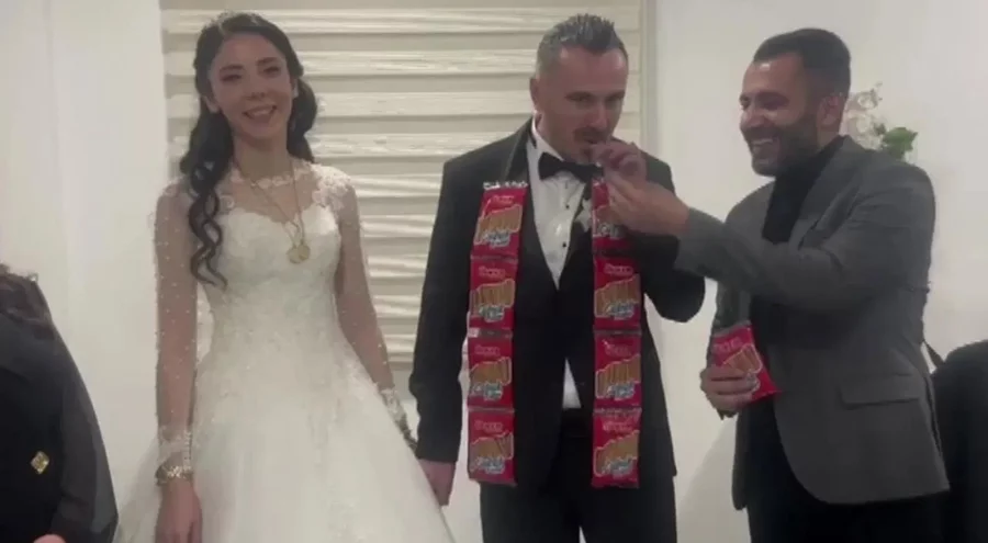 Takı töreninde ilginç hediye: Damada altın yerine çubuk kraker takıldı