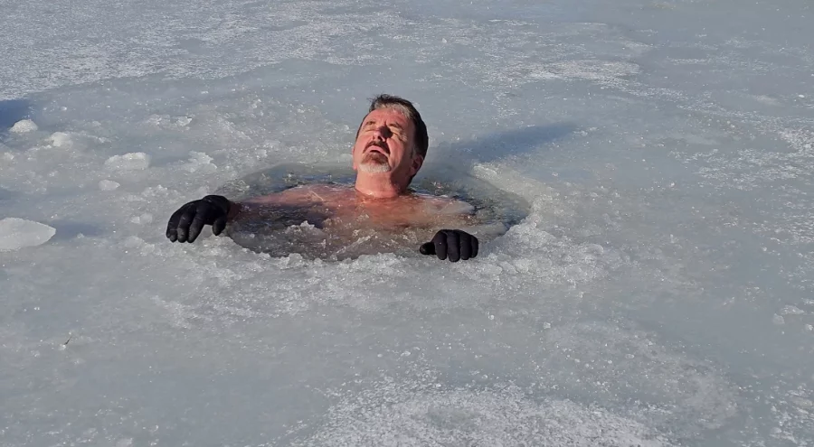 Bursalı dağcı üzerinde çökertme oynadığı, buzu kesip suya girdi