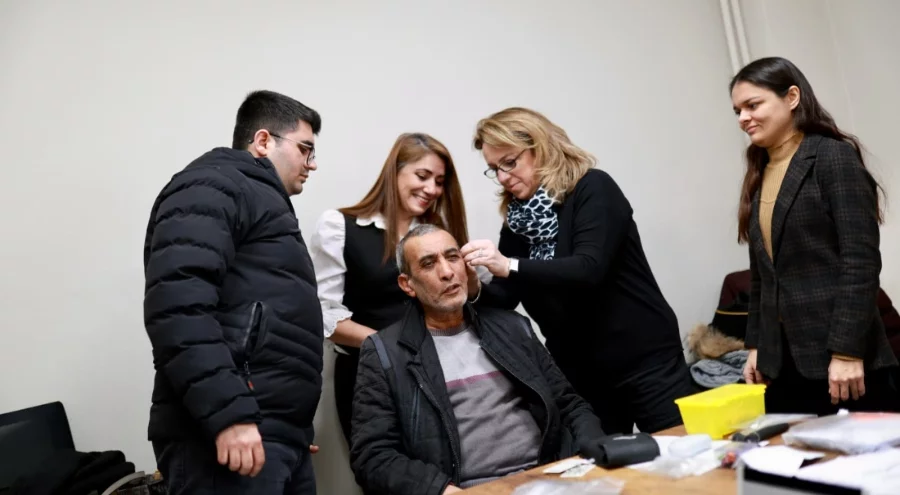 Gemlik'te  ihtiyaç sahibi vatandaşlara işitme cihazları hediye edildi