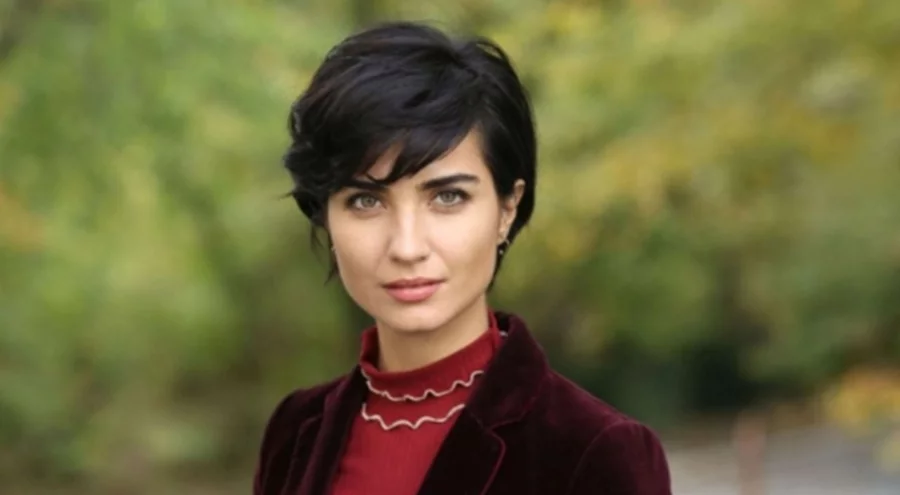 Ünlü oyuncu Tuba Büyüküstün'ün ikiz kızları 14 oldu!