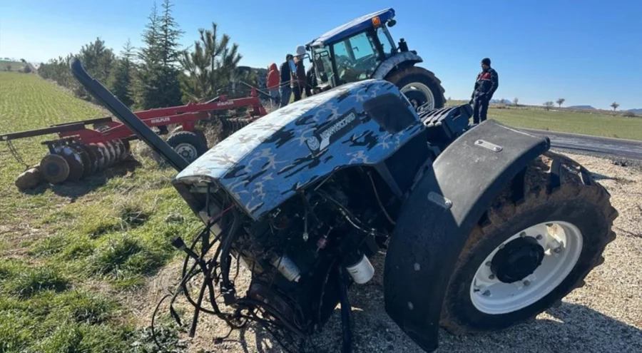 Kamyonetle çarpışan traktör ikiye bölündü