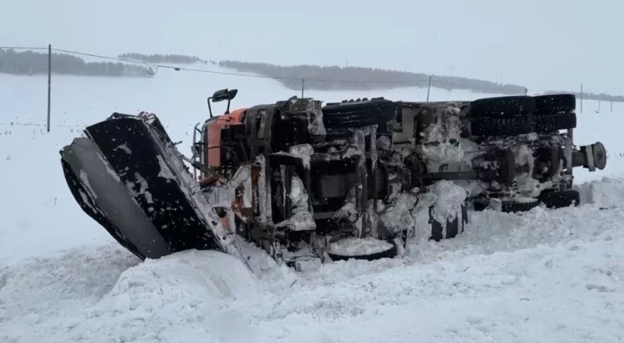 Ardahan'da kontrolden çıkan kar küreme aracı devrildi