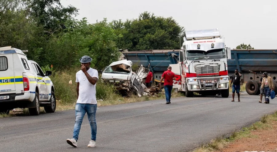 Okul servisi ile kamyonun çarpışması sonucu 14 öğrenci öldü
