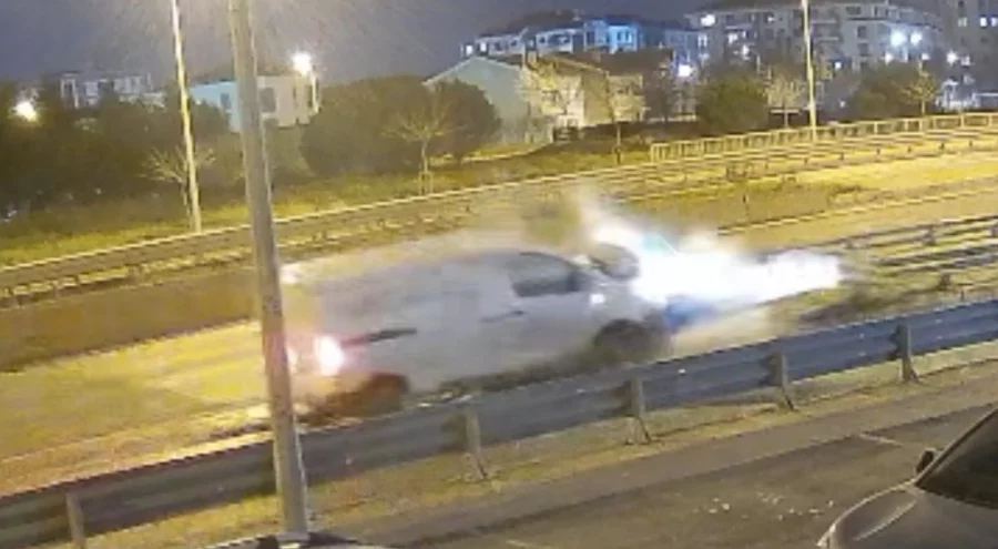 Alkollü sürücünün kullandığı araç bariyere ok gibi saplandı