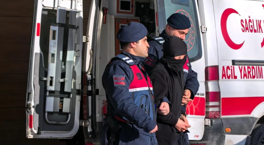 Bursa'da tekel bayiye tüfekle ateş açıp 2 kişiyi yaralayan cezaevi firarisi tutuklandı