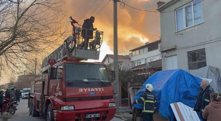 Edirne'de kömürlük deposu alevlere teslim oldu