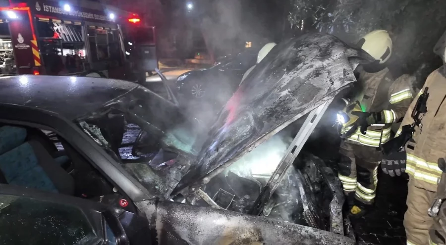İstanbul'da apartman otoparkında otomobil alev aldı