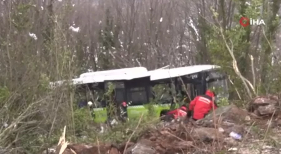 Kocaeli'de yolcu otobüsü şarampole yuvarlandı! Çok sayıda yaralı var...