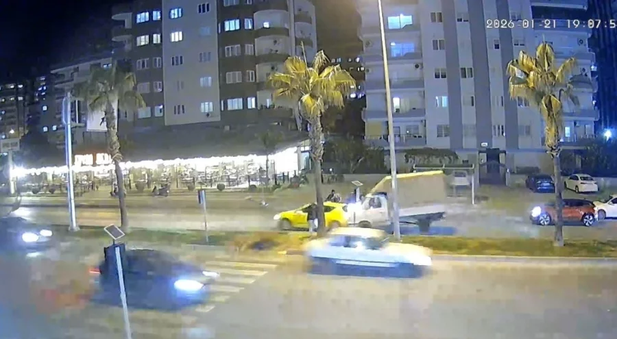 Yol vermek isterken zincirleme kazaya neden oldu