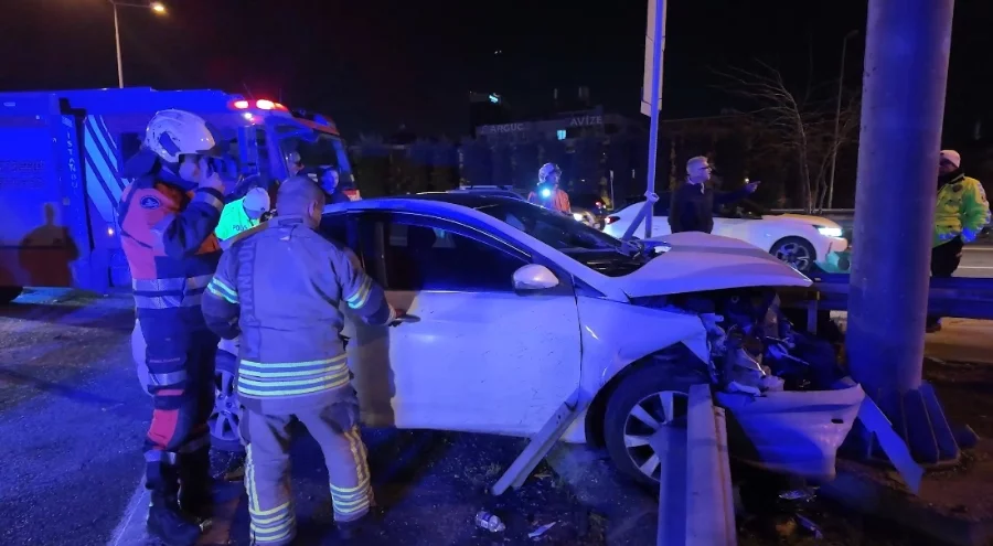 İstanbul'da alkollü sürücünün kullandığı otomobil bariyerlere saplandı: 2 yaralı