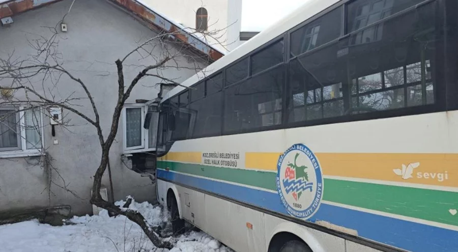 Halk otobüsü eve girdi: Facianın eşiğinden dönüldü