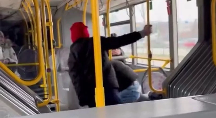 Bursa'da otobüsün içinde tekme tokat böyle darp etti..."Komutanıma bıçak çekmişti"