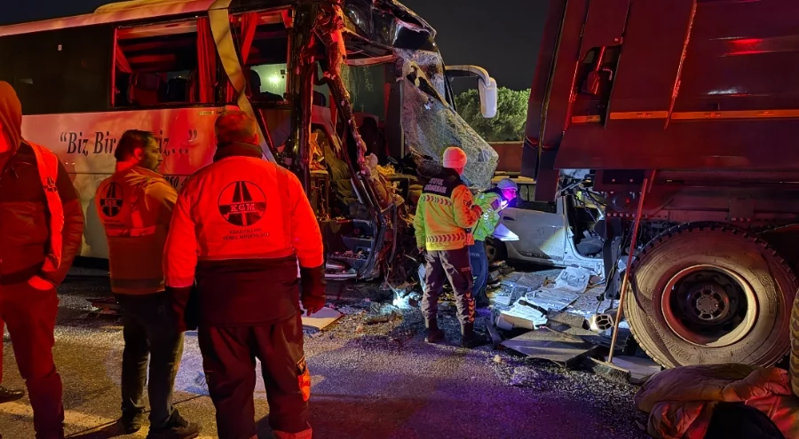 Sakarya TEM Otoyolu'nda feci kaza: 1 ölü, çok sayıda yaralı...