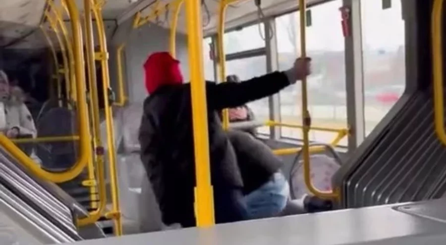 Bursa'da halk otobüsünde bir kişiyi darbeden şahıs yakalandı