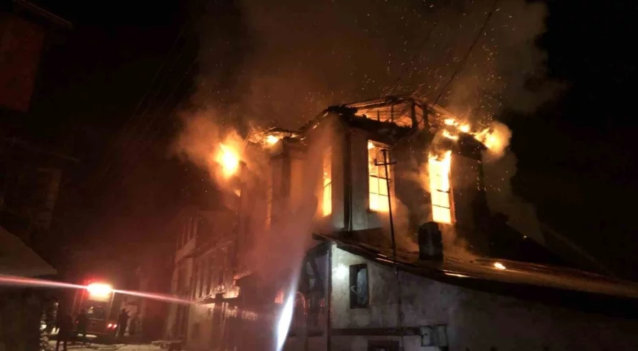 Kastamonu'da tarihi konak yangında küle döndü