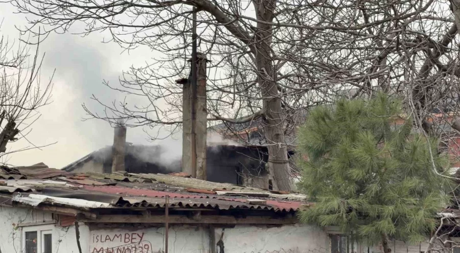 İstanbul'da yaşlı adamın yaşadığı gecekondu alev alev yandı