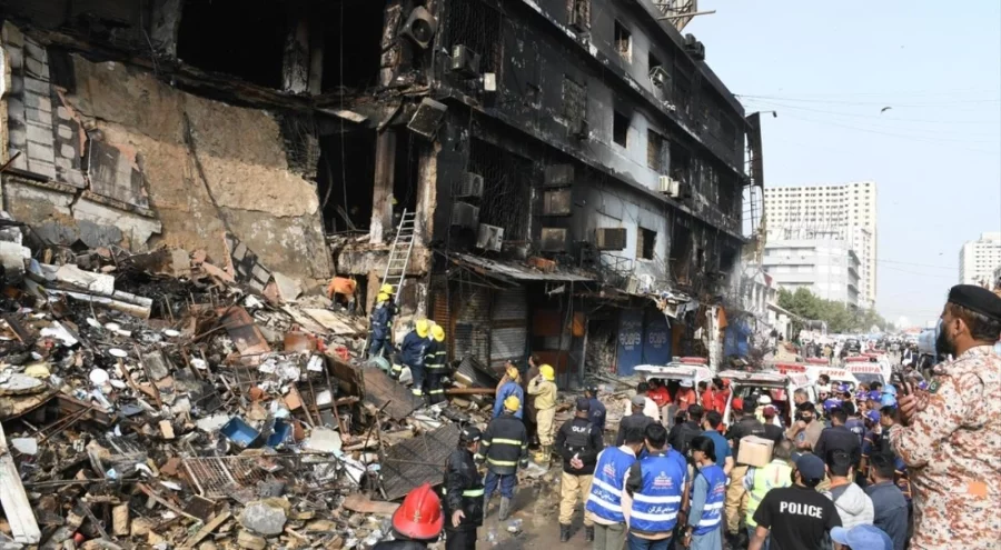 Pakistan'daki alışveriş merkezinde çıkan yangında ölenlerin sayısı 60'a yükseldi