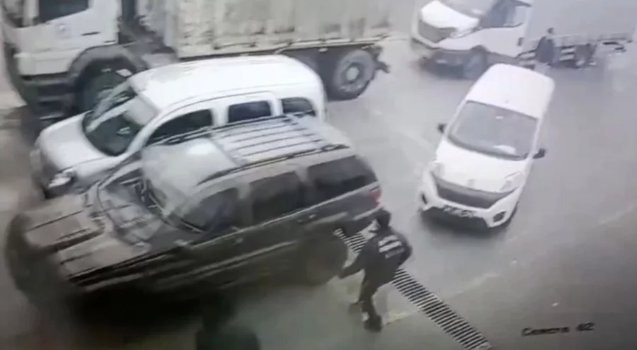 Araç muayene istasyonundaki kazada 3 araç hasar gördü