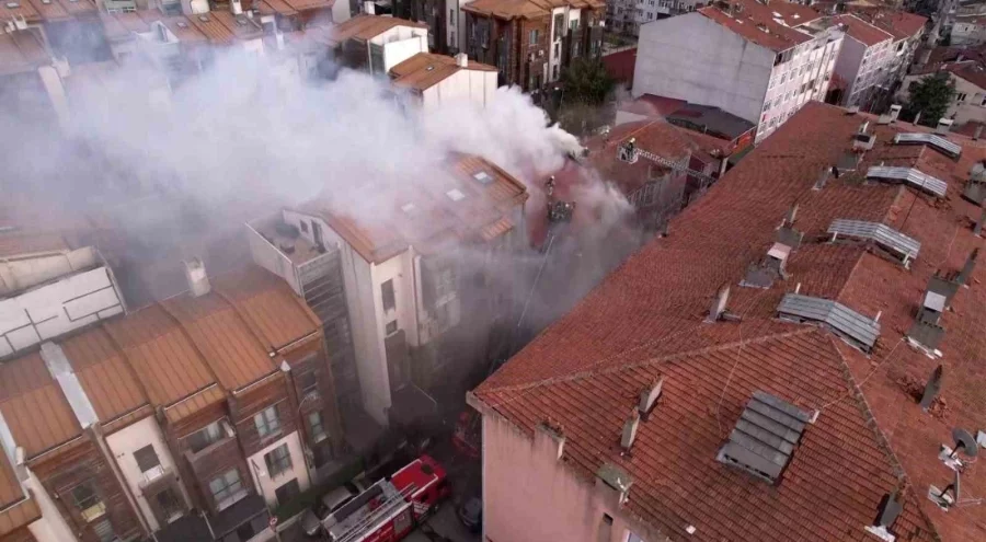 İstanbul'da 3 katlı binada çıkan yangın paniğe neden oldu